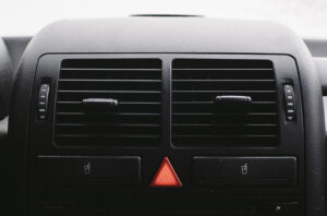 Comment laver les plastiques intérieurs de sa voiture de manière efficace ?