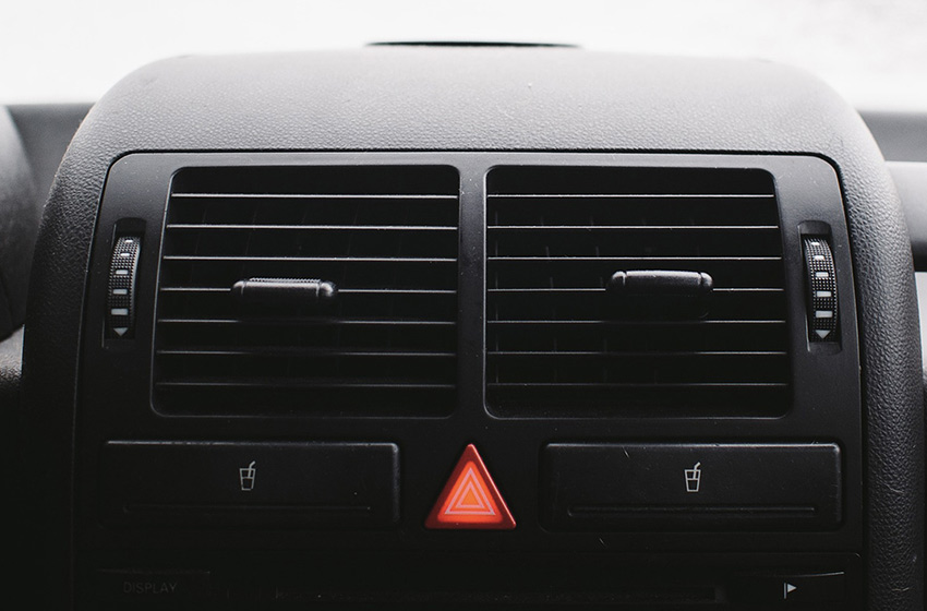 Comment laver les plastiques intérieurs de sa voiture de manière efficace