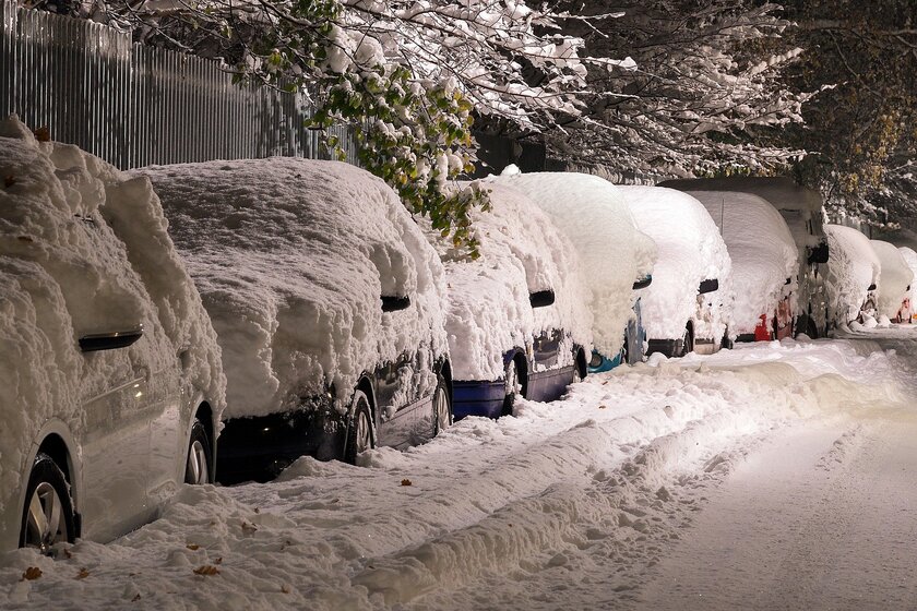Voitures recouvertes de neige